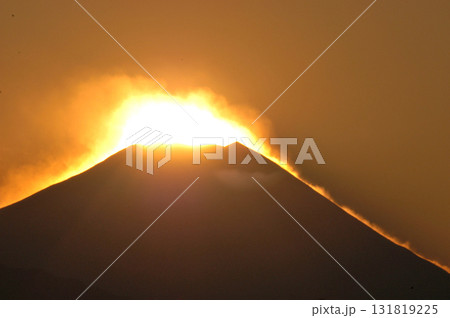 雪煙が噴き上げ日没前の太陽光で燃えるような富士山の頂上 雪煙が噴き上げ日没前の太陽光で燃えるような富士山の頂上 131819225