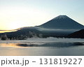 富士山の前景に晩秋の本栖湖でケアラシ発生 131819227