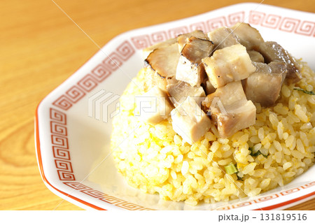角切りチャーシュー乗せ玉子チャーハン 角切りチャーシュー乗せ玉子チャーハン 131819516