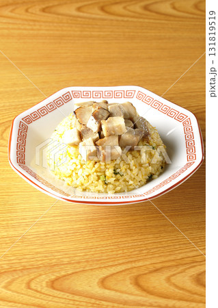 角切りチャーシュー乗せ玉子チャーハン 角切りチャーシュー乗せ玉子チャーハン 131819519