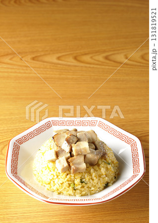 角切りチャーシュー乗せ玉子チャーハン 131819521