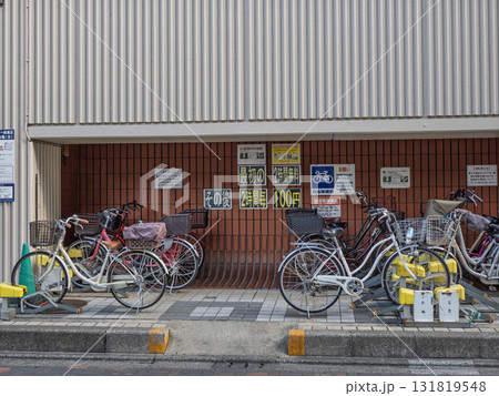 商業施設に設置された無人管理の有料駐輪場 商業施設に設置された無人管理の有料駐輪場 131819548