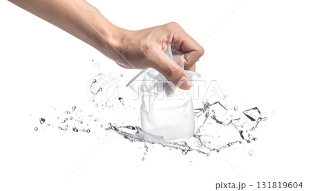 プラスチックコップを握り潰す手|背景なし・透過PNG プラスチックコップを握り潰す手|背景なし・透過PNG 131819604