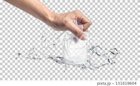 プラスチックコップを握り潰す手|背景なし・透過PNG プラスチックコップを握り潰す手|背景なし・透過PNG 131819604