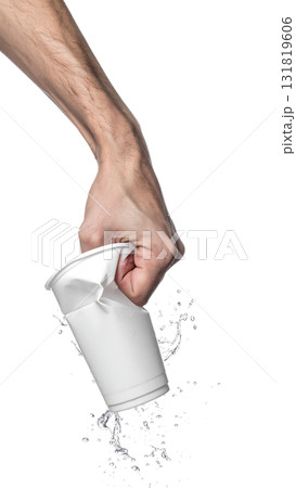 プラスチックコップを握り潰す手|背景なし・透過PNG プラスチックコップを握り潰す手|背景なし・透過PNG 131819606