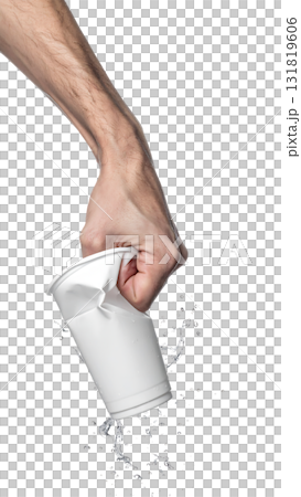 プラスチックコップを握り潰す手|背景なし・透過PNG プラスチックコップを握り潰す手|背景なし・透過PNG 131819606