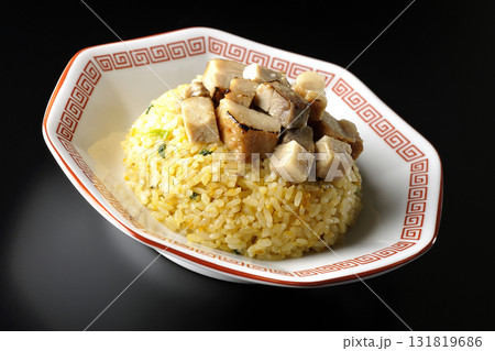 角切りチャーシュー乗せ玉子チャーハンを黒背景で撮影 角切りチャーシュー乗せ玉子チャーハンを黒背景で撮影 131819686