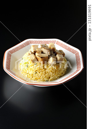角切りチャーシュー乗せ玉子チャーハンを黒背景で撮影 131819691