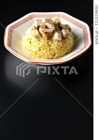 角切りチャーシュー乗せ玉子チャーハンを黒背景で撮影 131819692