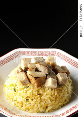 角切りチャーシュー乗せ玉子チャーハンを黒背景で撮影 角切りチャーシュー乗せ玉子チャーハンを黒背景で撮影 131819695