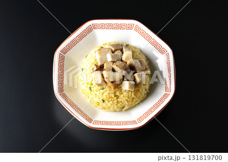 角切りチャーシュー乗せ玉子チャーハンを黒背景で撮影 131819700