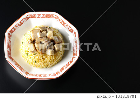 角切りチャーシュー乗せ玉子チャーハンを黒背景で撮影 131819701