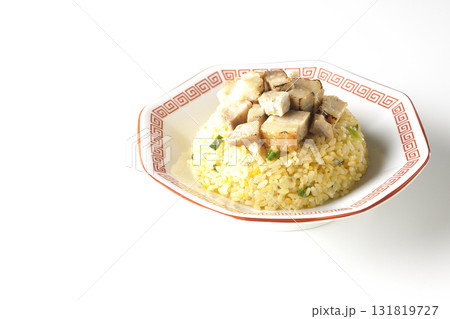 角切りチャーシュー乗せ玉子チャーハンを白背景で撮影 角切りチャーシュー乗せ玉子チャーハンを白背景で撮影 131819727