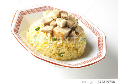 角切りチャーシュー乗せ玉子チャーハンを白背景で撮影 131819730