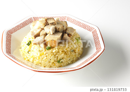 角切りチャーシュー乗せ玉子チャーハンを白背景で撮影 角切りチャーシュー乗せ玉子チャーハンを白背景で撮影 131819733