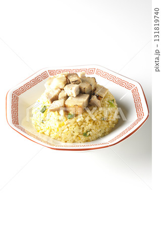 角切りチャーシュー乗せ玉子チャーハンを白背景で撮影 131819740