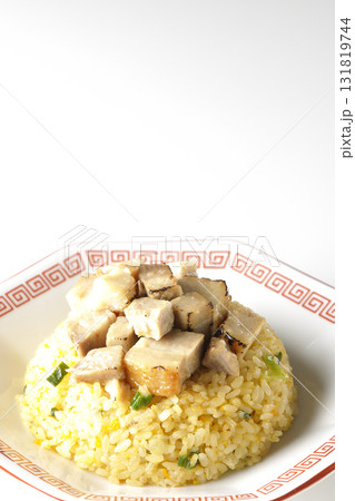 角切りチャーシュー乗せ玉子チャーハンを白背景で撮影 131819744