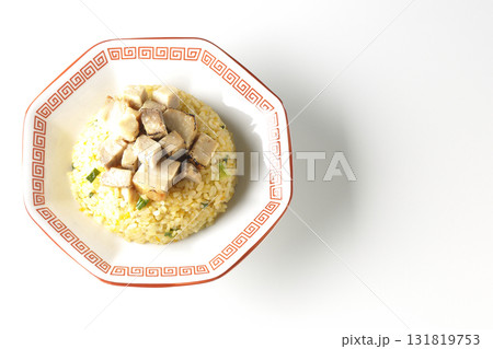 角切りチャーシュー乗せ玉子チャーハンを白背景で撮影 角切りチャーシュー乗せ玉子チャーハンを白背景で撮影 131819753