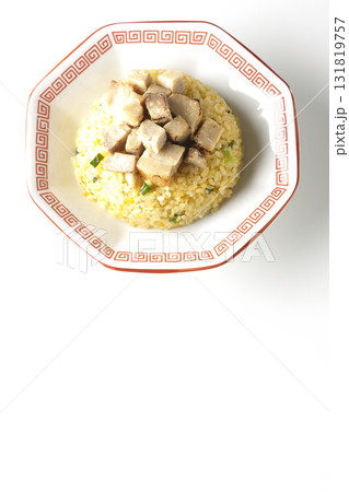 角切りチャーシュー乗せ玉子チャーハンを白背景で撮影 131819757