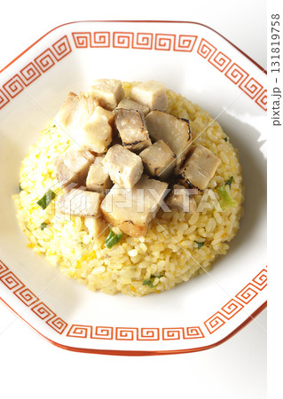 角切りチャーシュー乗せ玉子チャーハンを白背景で撮影 角切りチャーシュー乗せ玉子チャーハンを白背景で撮影 131819758