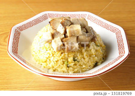 角切りチャーシュー乗せ玉子チャーハン 131819769