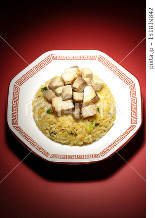 角切りチャーシュー乗せ玉子チャーハン 角切りチャーシュー乗せ玉子チャーハン 131819842