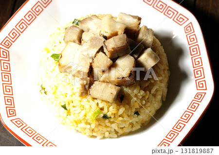 角切りチャーシュー乗せ玉子チャーハン 131819887