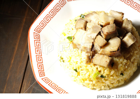角切りチャーシュー乗せ玉子チャーハン 角切りチャーシュー乗せ玉子チャーハン 131819888