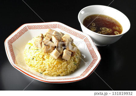 角切りチャーシュー乗せ玉子チャーハンと中華スープ 131819932