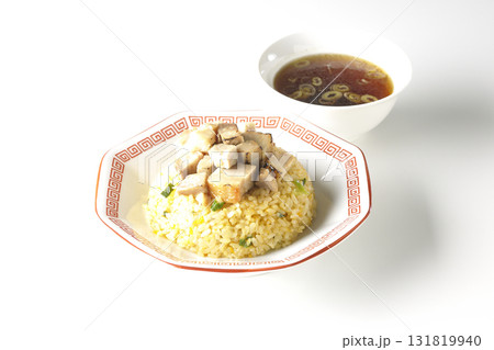 角切りチャーシュー乗せ玉子チャーハンと中華スープ 角切りチャーシュー乗せ玉子チャーハンと中華スープ 131819940
