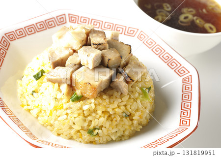 角切りチャーシュー乗せ玉子チャーハンと中華スープ 131819951