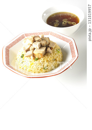 角切りチャーシュー乗せ玉子チャーハンと中華スープ 131819957