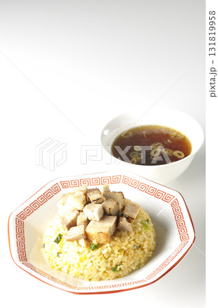 角切りチャーシュー乗せ玉子チャーハンと中華スープ 131819958