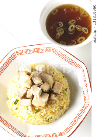 角切りチャーシュー乗せ玉子チャーハンと中華スープ 131819960