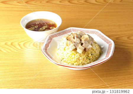 角切りチャーシュー乗せ玉子チャーハンと中華スープ 131819962