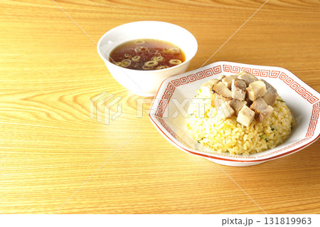 角切りチャーシュー乗せ玉子チャーハンと中華スープ 131819963