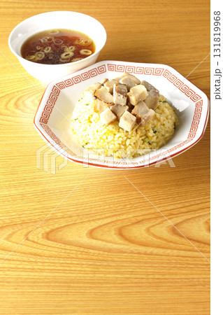 角切りチャーシュー乗せ玉子チャーハンと中華スープ 131819968