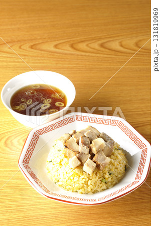 角切りチャーシュー乗せ玉子チャーハンと中華スープ 131819969