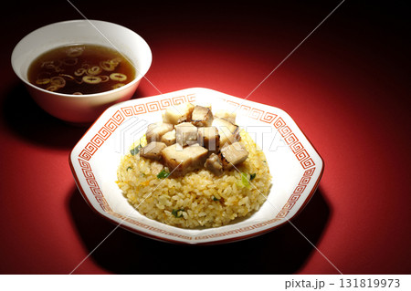 角切りチャーシュー乗せ玉子チャーハンと中華スープ 角切りチャーシュー乗せ玉子チャーハンと中華スープ 131819973