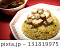 角切りチャーシュー乗せ玉子チャーハンと中華スープ 131819975