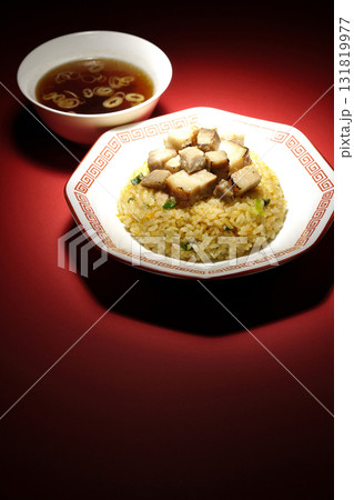 角切りチャーシュー乗せ玉子チャーハンと中華スープ 角切りチャーシュー乗せ玉子チャーハンと中華スープ 131819977