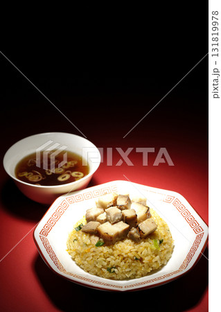 角切りチャーシュー乗せ玉子チャーハンと中華スープ 角切りチャーシュー乗せ玉子チャーハンと中華スープ 131819978