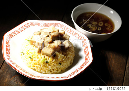 角切りチャーシュー乗せ玉子チャーハンと中華スープ 角切りチャーシュー乗せ玉子チャーハンと中華スープ 131819983