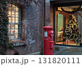赤い郵便ポストとクリスマス 131820111