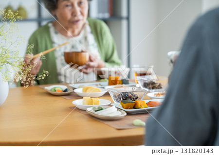 朝食を食べるシニアの夫婦 朝食を食べるシニアの夫婦 131820143