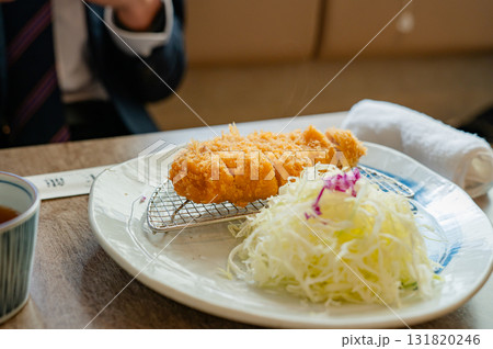 食事をする男性 食事をする男性 131820246