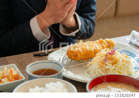 食事をする男性 131820247