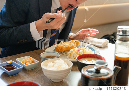 食事をする男性 131820248