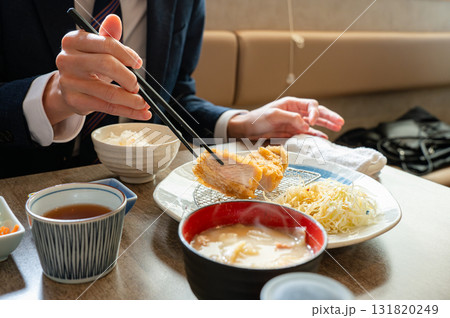 食事をする男性 131820249