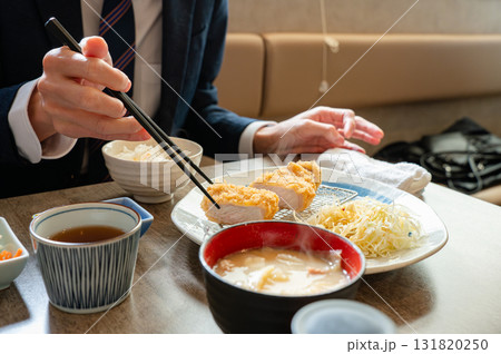 食事をする男性 食事をする男性 131820250